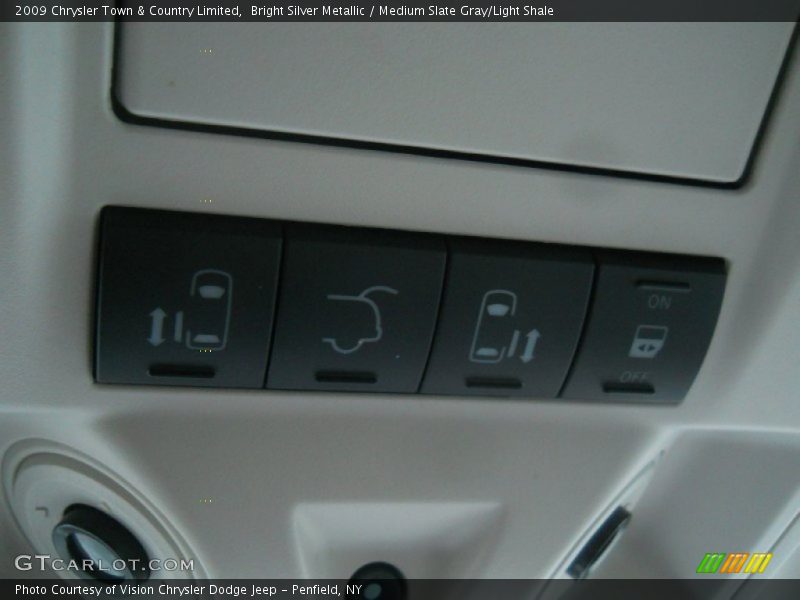 Bright Silver Metallic / Medium Slate Gray/Light Shale 2009 Chrysler Town & Country Limited