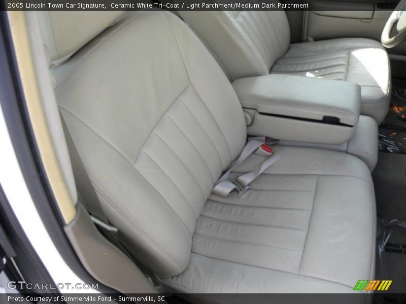 Ceramic White Tri-Coat / Light Parchment/Medium Dark Parchment 2005 Lincoln Town Car Signature