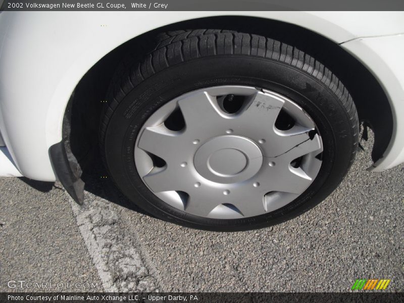 White / Grey 2002 Volkswagen New Beetle GL Coupe