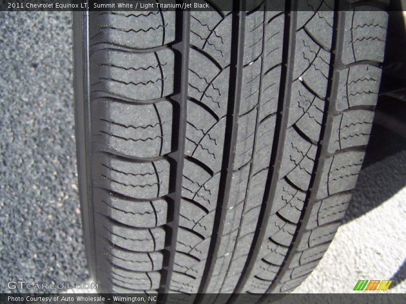 Summit White / Light Titanium/Jet Black 2011 Chevrolet Equinox LT
