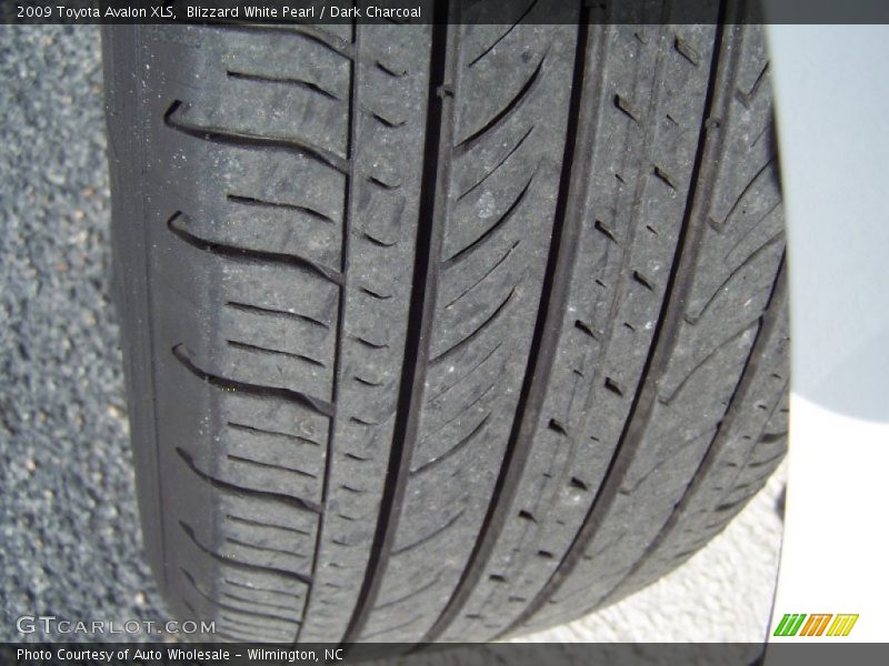 Blizzard White Pearl / Dark Charcoal 2009 Toyota Avalon XLS