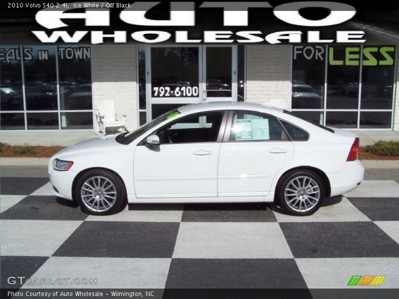 Ice White / Off Black 2010 Volvo S40 2.4i