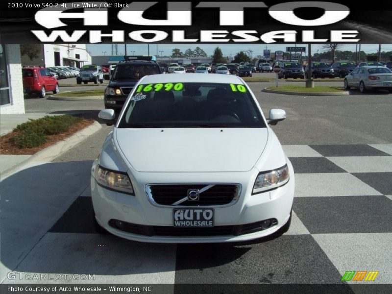 Ice White / Off Black 2010 Volvo S40 2.4i