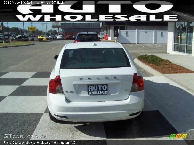 Ice White / Off Black 2010 Volvo S40 2.4i