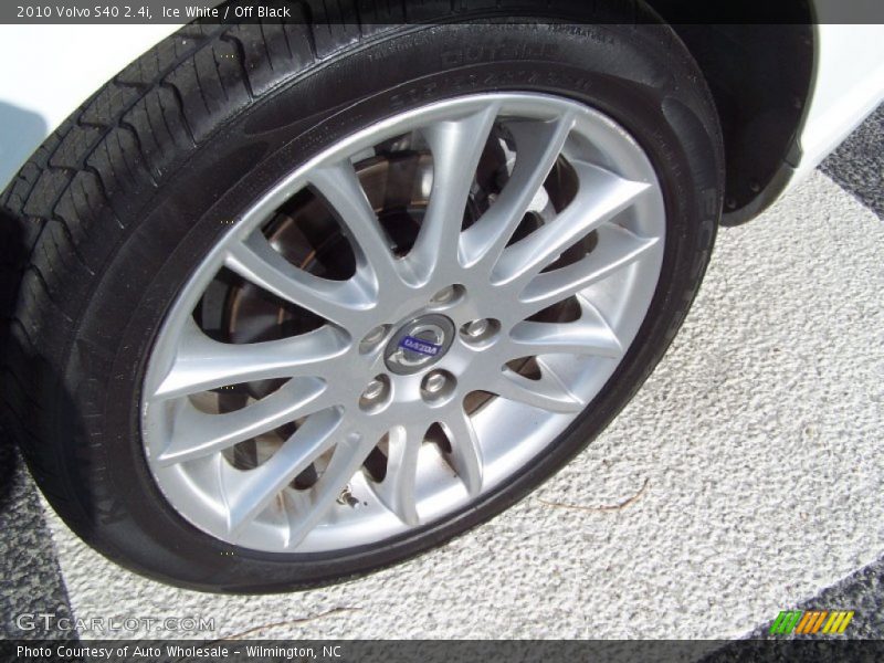 Ice White / Off Black 2010 Volvo S40 2.4i