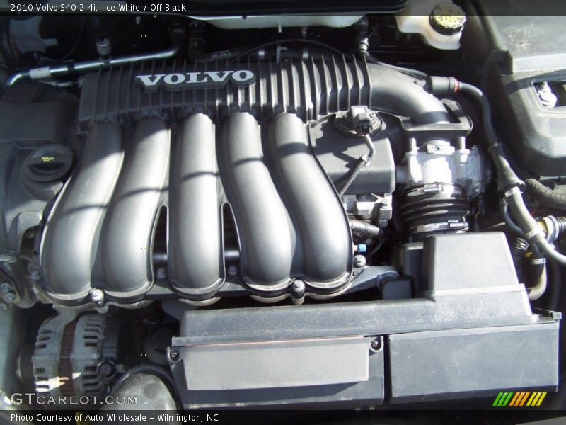 Ice White / Off Black 2010 Volvo S40 2.4i
