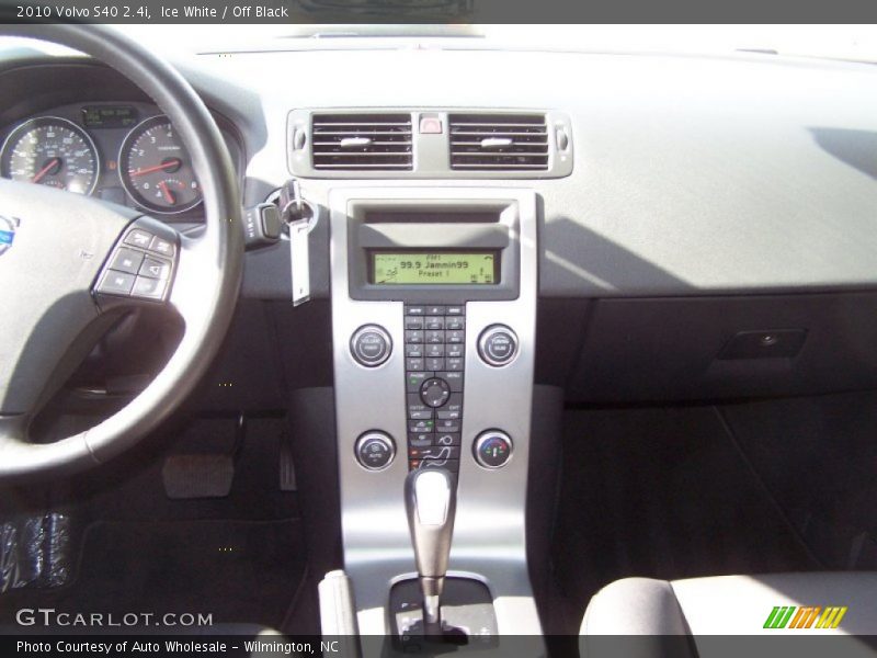 Ice White / Off Black 2010 Volvo S40 2.4i