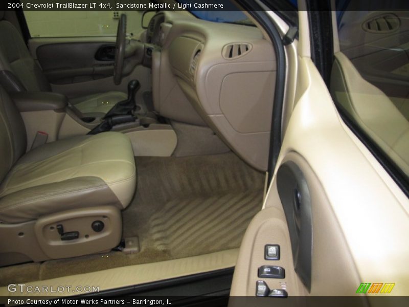 Sandstone Metallic / Light Cashmere 2004 Chevrolet TrailBlazer LT 4x4