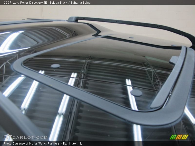 Beluga Black / Bahama Beige 1997 Land Rover Discovery SE