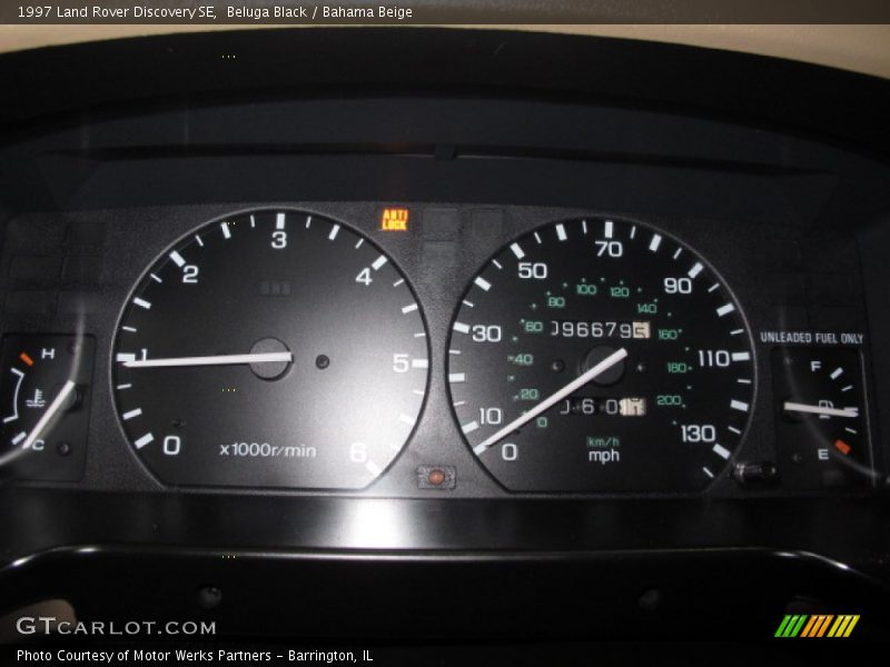 Beluga Black / Bahama Beige 1997 Land Rover Discovery SE