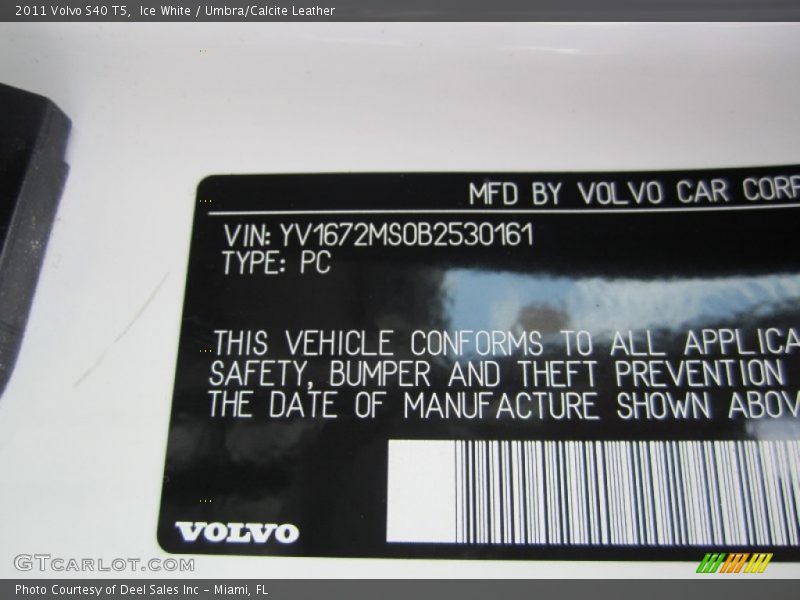 Ice White / Umbra/Calcite Leather 2011 Volvo S40 T5