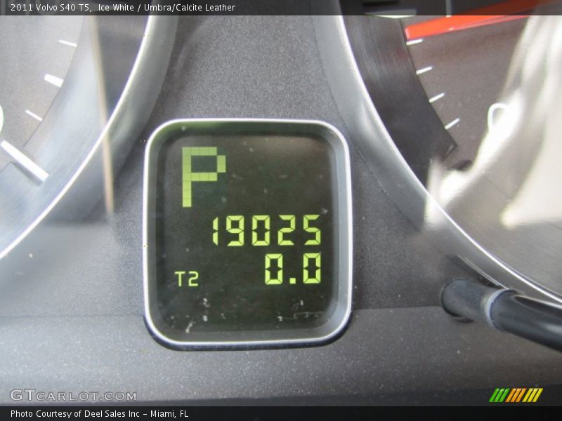 Ice White / Umbra/Calcite Leather 2011 Volvo S40 T5