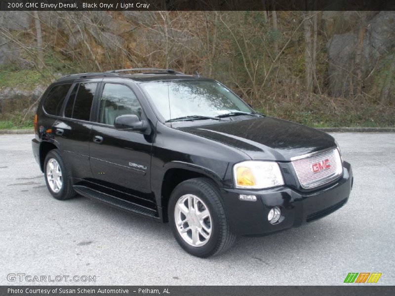 Front 3/4 View of 2006 Envoy Denali