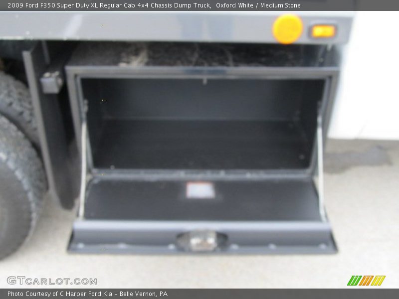 Oxford White / Medium Stone 2009 Ford F350 Super Duty XL Regular Cab 4x4 Chassis Dump Truck