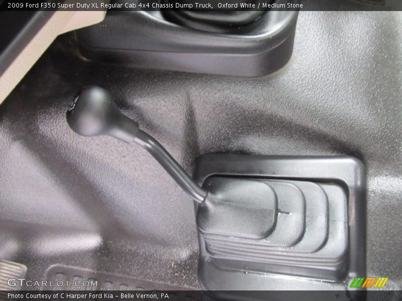 Oxford White / Medium Stone 2009 Ford F350 Super Duty XL Regular Cab 4x4 Chassis Dump Truck