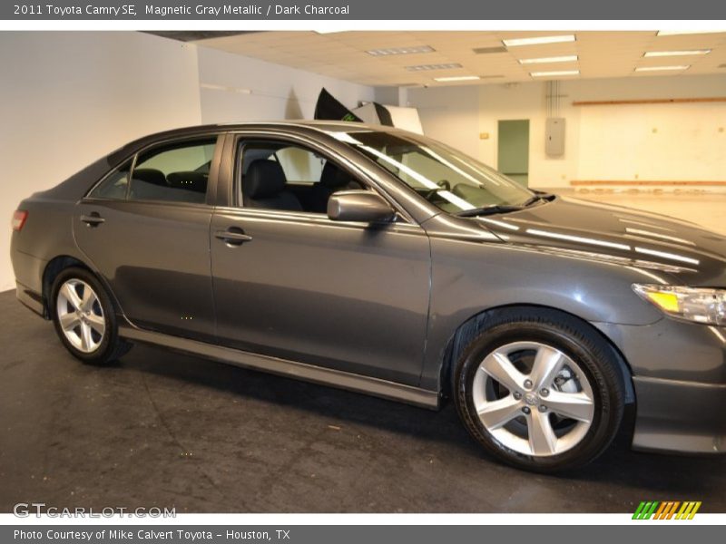 Magnetic Gray Metallic / Dark Charcoal 2011 Toyota Camry SE