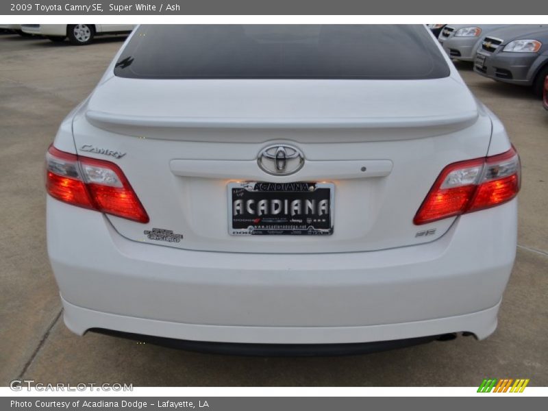 Super White / Ash 2009 Toyota Camry SE