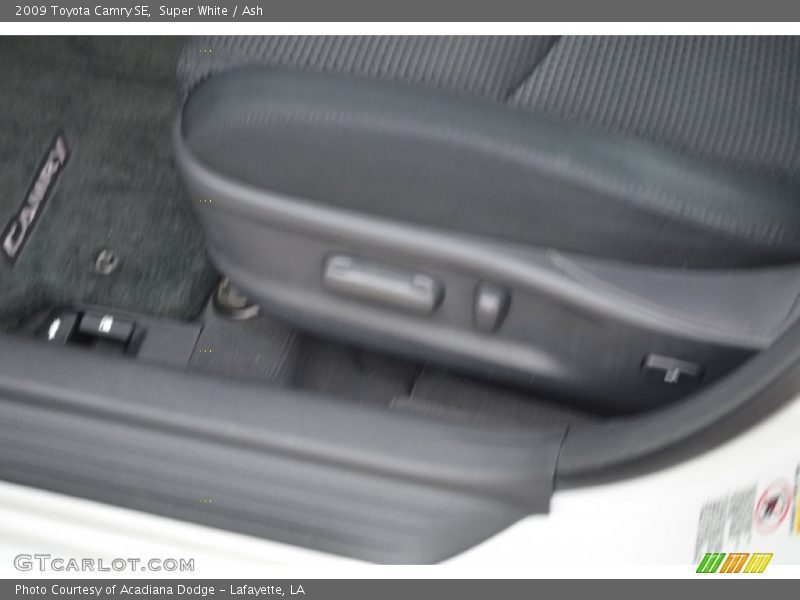 Super White / Ash 2009 Toyota Camry SE