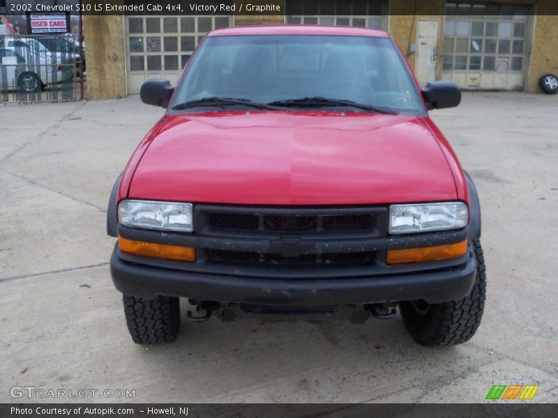 Victory Red / Graphite 2002 Chevrolet S10 LS Extended Cab 4x4