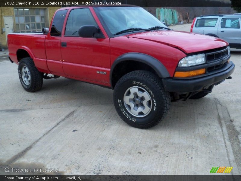 Victory Red / Graphite 2002 Chevrolet S10 LS Extended Cab 4x4