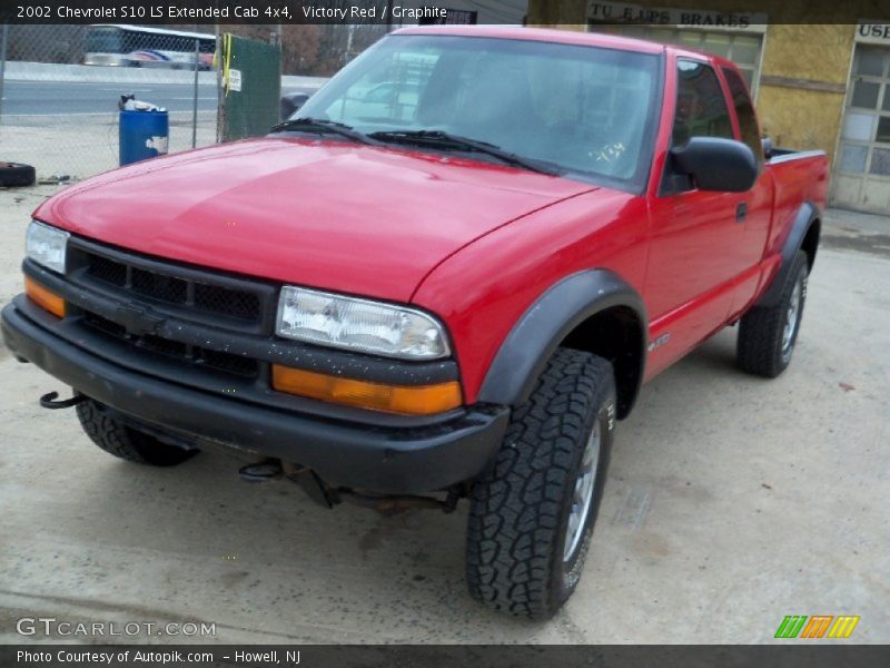 Victory Red / Graphite 2002 Chevrolet S10 LS Extended Cab 4x4