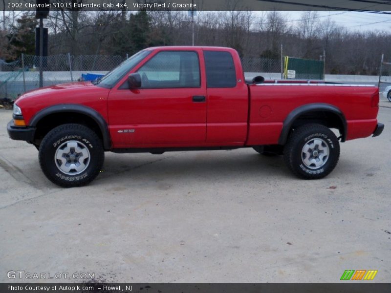 Victory Red / Graphite 2002 Chevrolet S10 LS Extended Cab 4x4