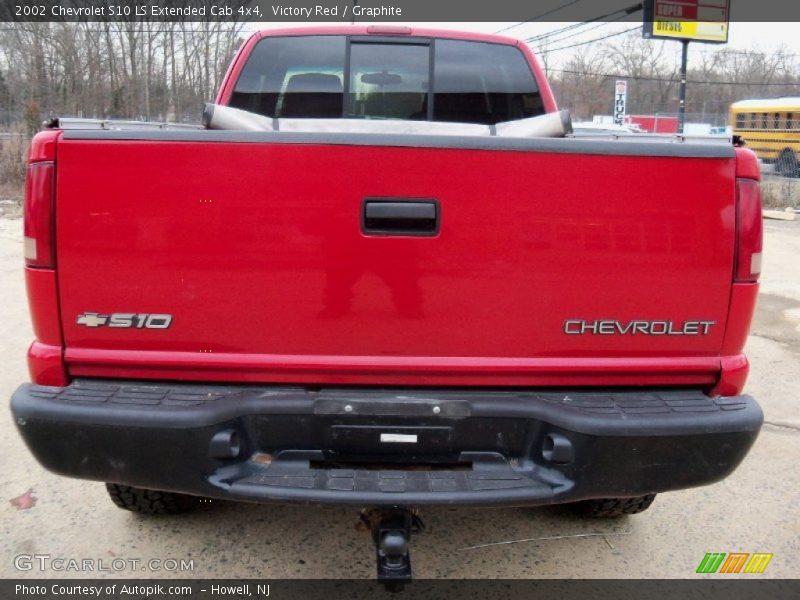 Victory Red / Graphite 2002 Chevrolet S10 LS Extended Cab 4x4