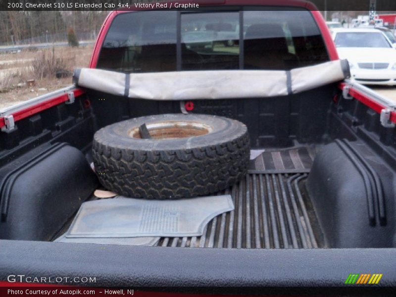 Victory Red / Graphite 2002 Chevrolet S10 LS Extended Cab 4x4