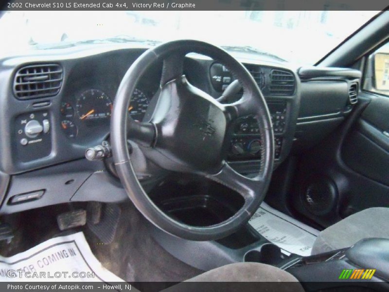 Victory Red / Graphite 2002 Chevrolet S10 LS Extended Cab 4x4