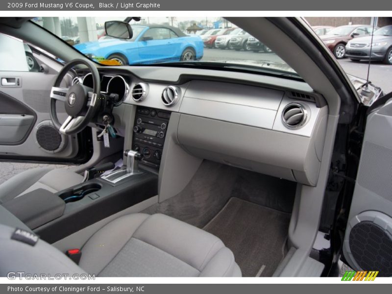 Dashboard of 2009 Mustang V6 Coupe