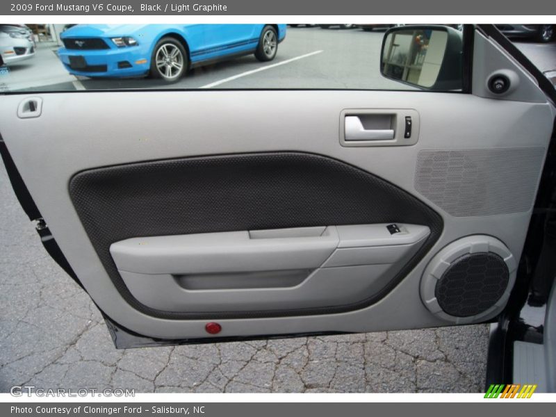 Door Panel of 2009 Mustang V6 Coupe