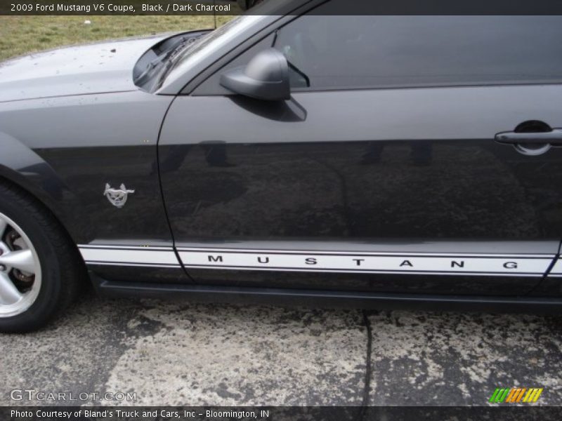 Black / Dark Charcoal 2009 Ford Mustang V6 Coupe