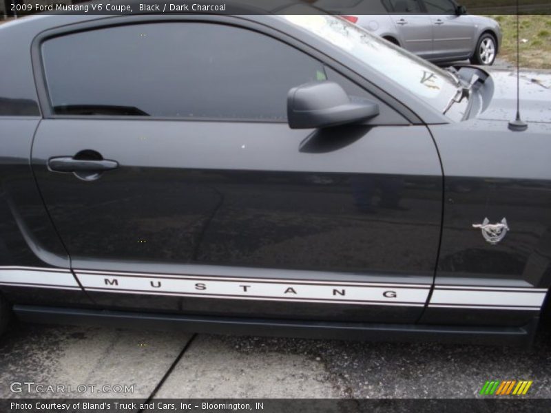 Black / Dark Charcoal 2009 Ford Mustang V6 Coupe