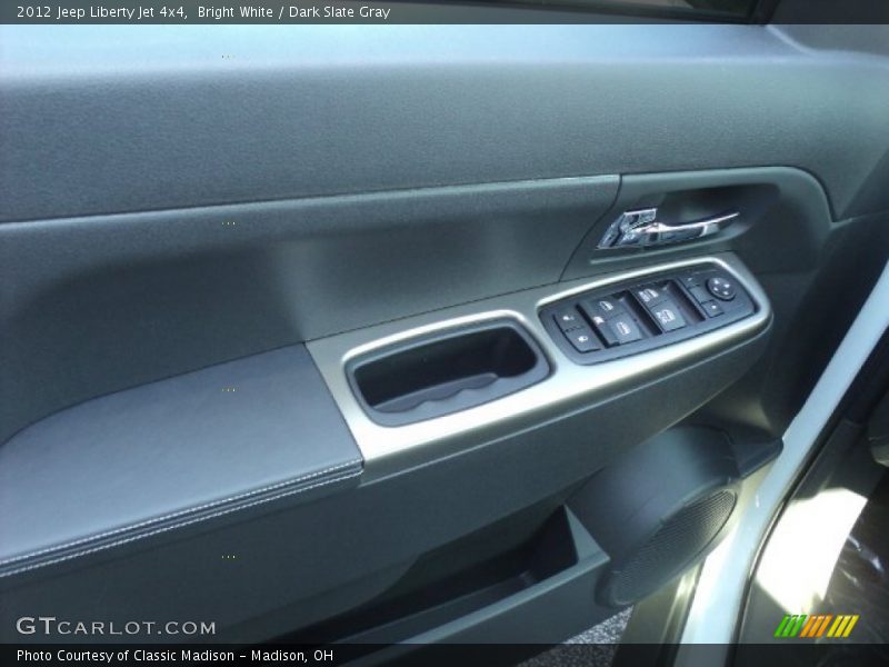 Bright White / Dark Slate Gray 2012 Jeep Liberty Jet 4x4