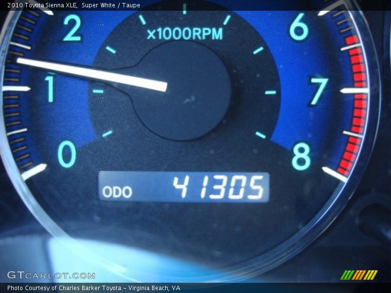 Super White / Taupe 2010 Toyota Sienna XLE