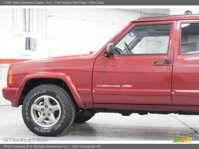 Chili Pepper Red Pearl / Mist Gray 1998 Jeep Cherokee Classic 4x4
