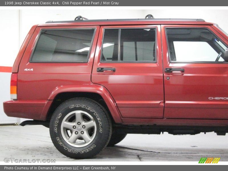 Chili Pepper Red Pearl / Mist Gray 1998 Jeep Cherokee Classic 4x4