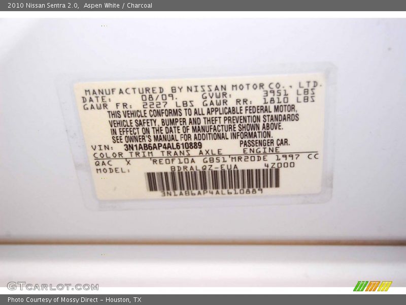 Aspen White / Charcoal 2010 Nissan Sentra 2.0