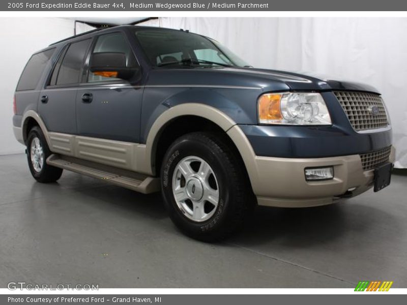 Front 3/4 View of 2005 Expedition Eddie Bauer 4x4