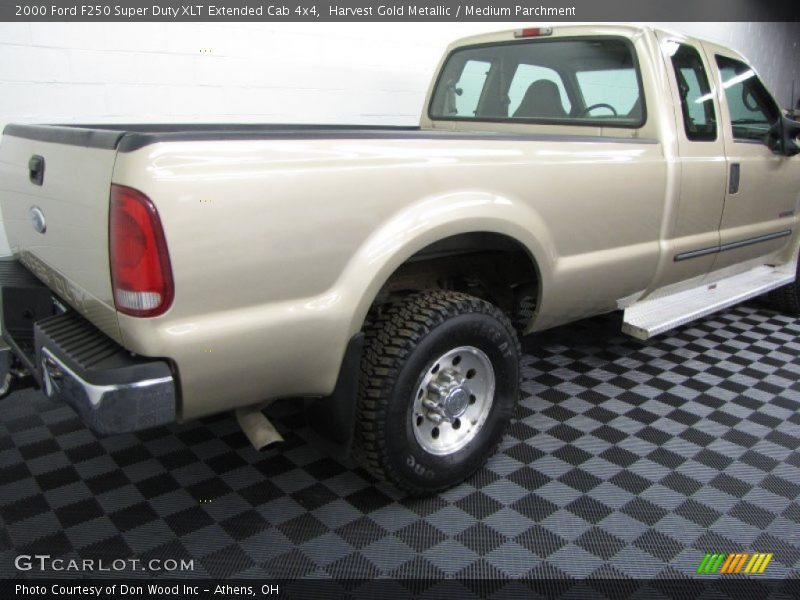 Harvest Gold Metallic / Medium Parchment 2000 Ford F250 Super Duty XLT Extended Cab 4x4