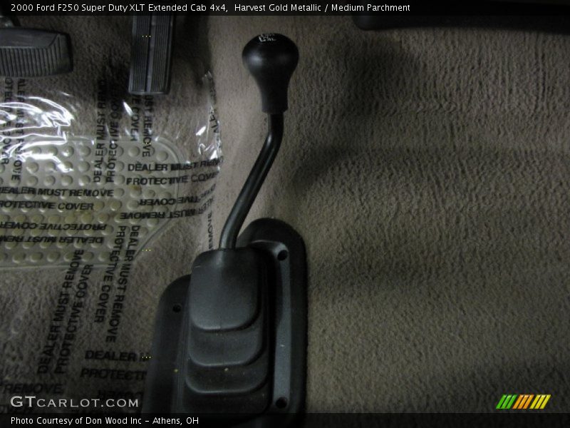 Harvest Gold Metallic / Medium Parchment 2000 Ford F250 Super Duty XLT Extended Cab 4x4