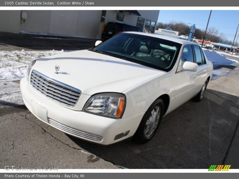 Cotillion White / Shale 2005 Cadillac DeVille Sedan