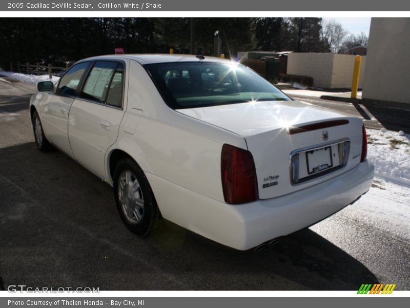 Cotillion White / Shale 2005 Cadillac DeVille Sedan