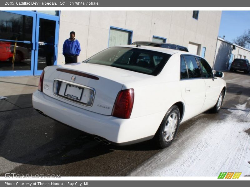 Cotillion White / Shale 2005 Cadillac DeVille Sedan
