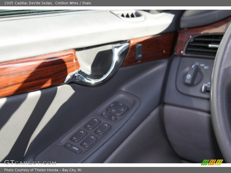 Cotillion White / Shale 2005 Cadillac DeVille Sedan