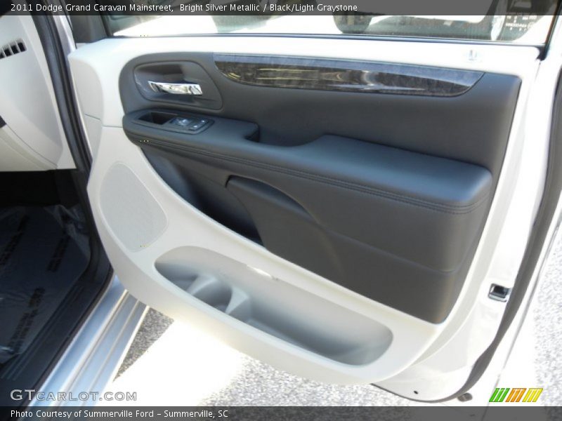 Bright Silver Metallic / Black/Light Graystone 2011 Dodge Grand Caravan Mainstreet
