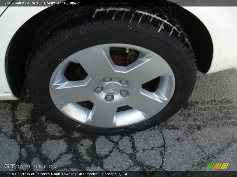 Cream White / Black 2007 Saturn Aura XE