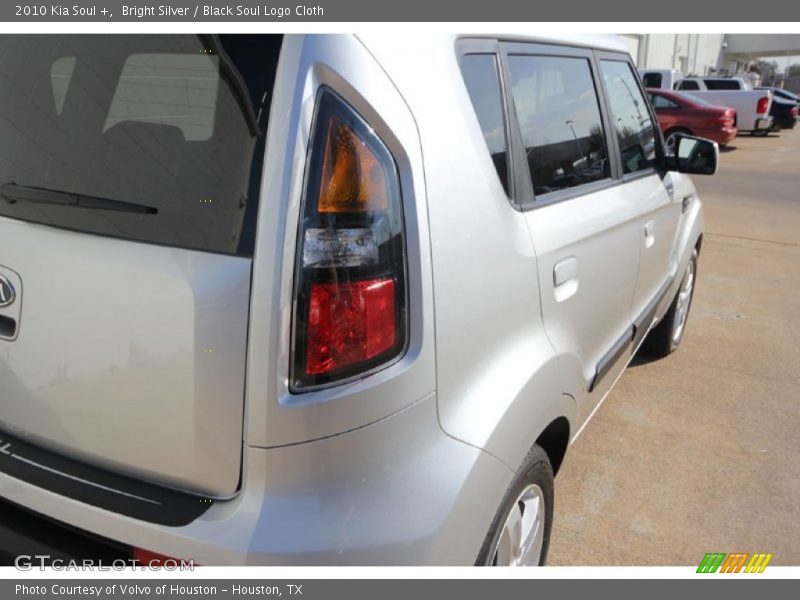 Bright Silver / Black Soul Logo Cloth 2010 Kia Soul +