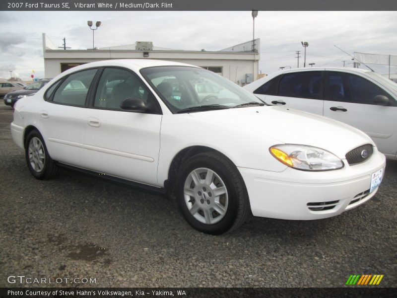 Vibrant White / Medium/Dark Flint 2007 Ford Taurus SE