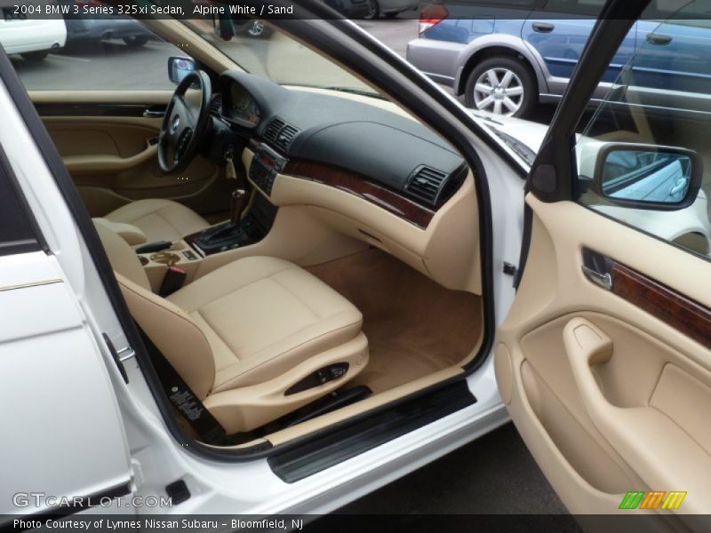 Alpine White / Sand 2004 BMW 3 Series 325xi Sedan